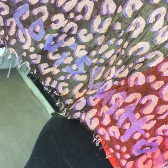 Louis Vuitton cheetah scarf comes with dust bag - Picture 1 of 3